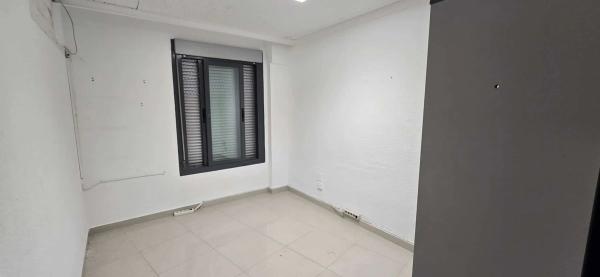 Local en avenida de los Almendros