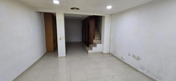 Local en avenida de los Almendros