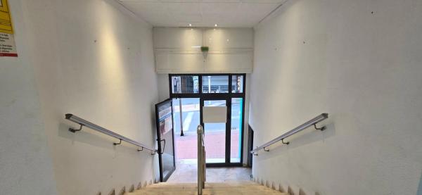 Local en avenida de los Almendros