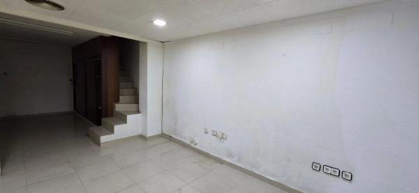 Local en avenida de los Almendros