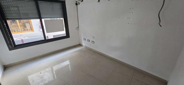 Local en avenida de los Almendros