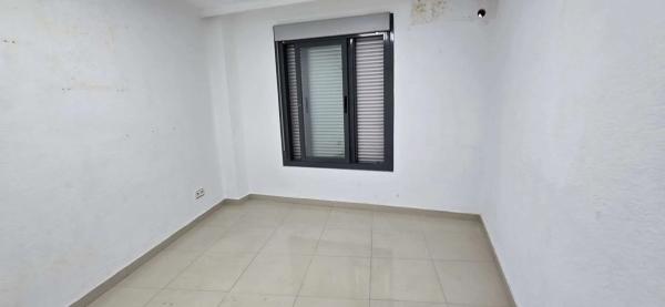 Local en avenida de los Almendros