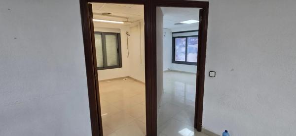 Local en avenida de los Almendros