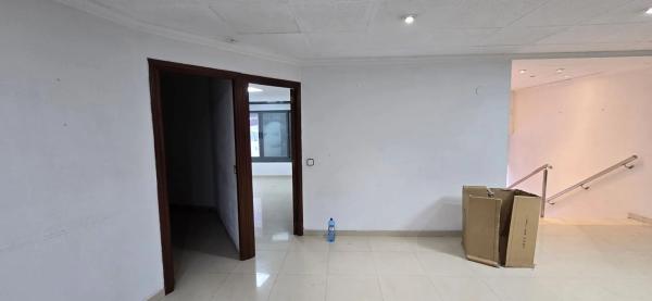 Local en avenida de los Almendros