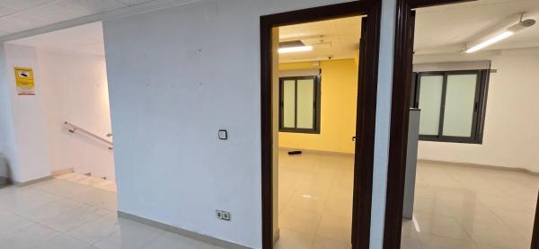 Local en avenida de los Almendros