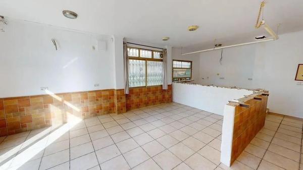 Local en Pueblo Levante