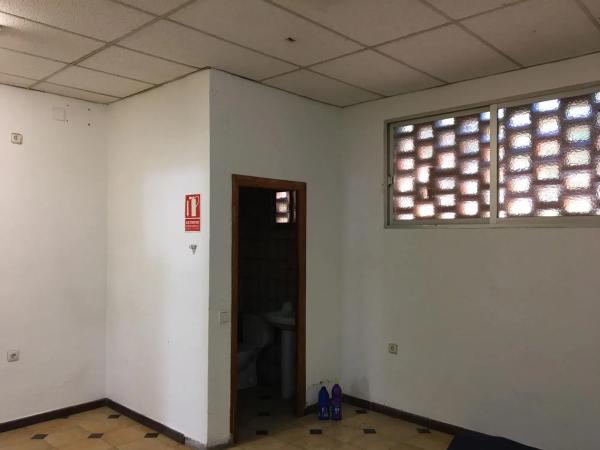 Local en avenida de Almería, 8