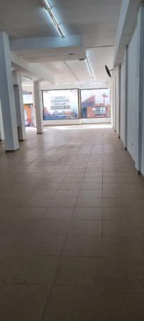 Local en carretera La, 82