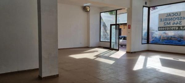 Local en carretera La, 82