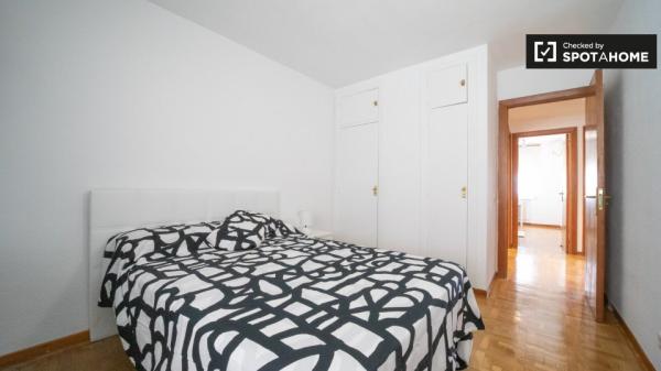Amplia habitación en piso de 4 dormitorios en Príncipe Pío, Madrid