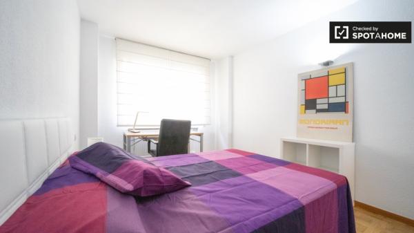 Habitación luminosa en apartamento de 4 dormitorios en Príncipe Pío, Madrid.