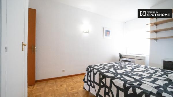 Amplia habitación en piso de 4 dormitorios en Príncipe Pío, Madrid
