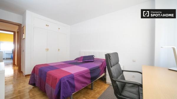 Habitación luminosa en apartamento de 4 dormitorios en Príncipe Pío, Madrid.