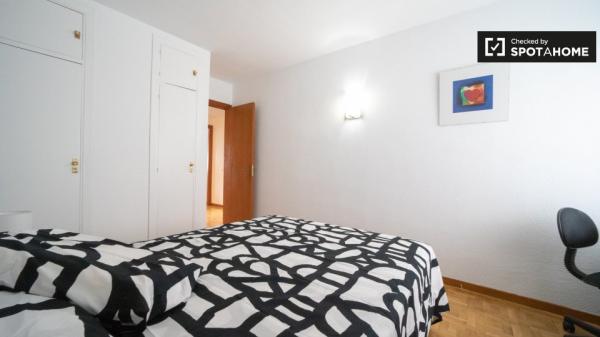 Amplia habitación en piso de 4 dormitorios en Príncipe Pío, Madrid