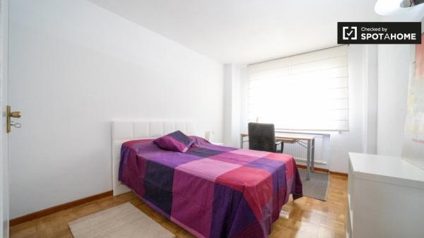 Habitación luminosa en apartamento de 4 dormitorios en Príncipe Pío, Madrid.