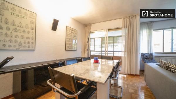 Habitación luminosa en apartamento de 4 dormitorios en Príncipe Pío, Madrid.