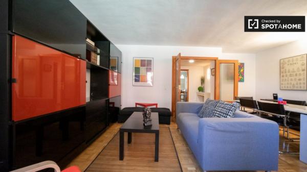 Amplia habitación en piso de 4 dormitorios en Príncipe Pío, Madrid