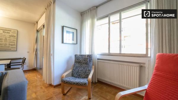 Habitación luminosa en apartamento de 4 dormitorios en Príncipe Pío, Madrid.