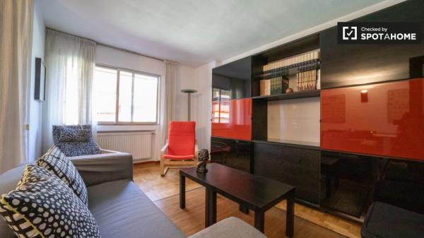 Habitación luminosa en apartamento de 4 dormitorios en Príncipe Pío, Madrid.