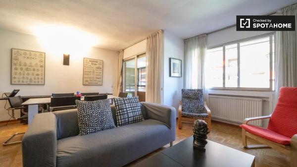 Amplia habitación en piso de 4 dormitorios en Príncipe Pío, Madrid