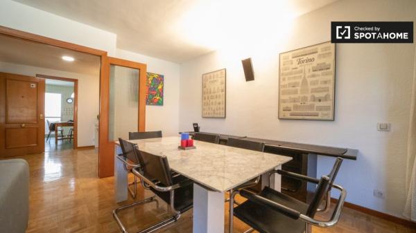 Habitación luminosa en apartamento de 4 dormitorios en Príncipe Pío, Madrid.