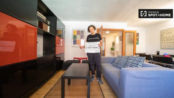 Habitación luminosa en apartamento de 4 dormitorios en Príncipe Pío, Madrid.