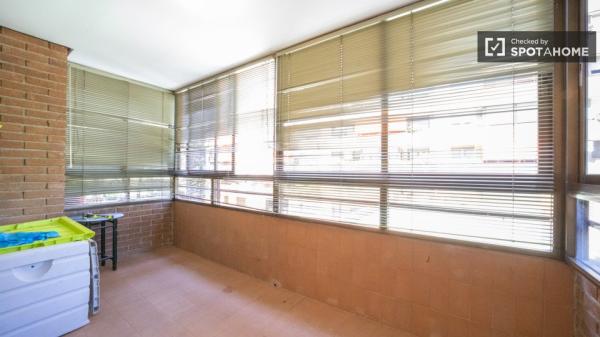 Habitación luminosa en apartamento de 4 dormitorios en Príncipe Pío, Madrid.