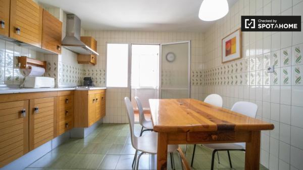 Habitación luminosa en apartamento de 4 dormitorios en Príncipe Pío, Madrid.