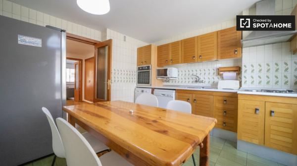 Amplia habitación en piso de 4 dormitorios en Príncipe Pío, Madrid