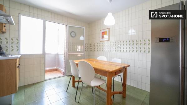 Amplia habitación en piso de 4 dormitorios en Príncipe Pío, Madrid