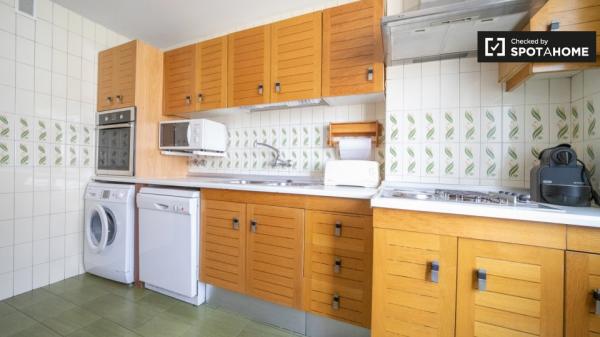 Habitación luminosa en apartamento de 4 dormitorios en Príncipe Pío, Madrid.