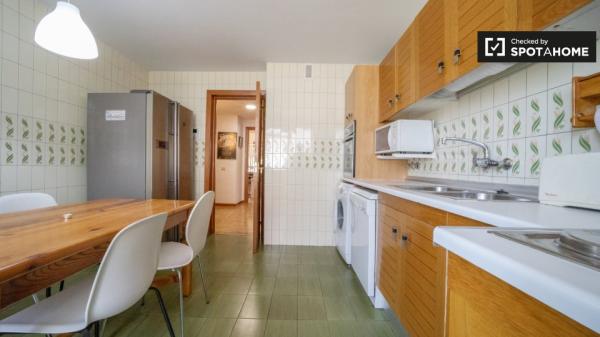 Habitación luminosa en apartamento de 4 dormitorios en Príncipe Pío, Madrid.