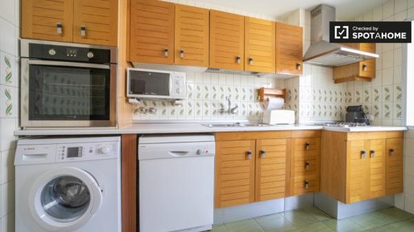 Habitación luminosa en apartamento de 4 dormitorios en Príncipe Pío, Madrid.