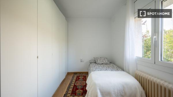 Habitación en piso compartido de 6 habitaciones en alquiler en Sant Cugat.