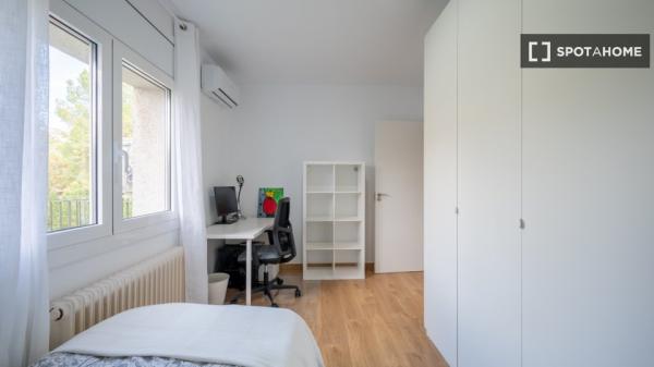 Habitación en piso compartido de 6 habitaciones en alquiler en Sant Cugat.