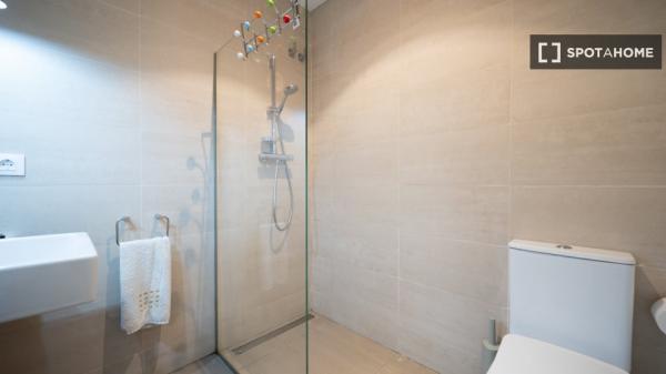 Habitación en piso compartido de 6 habitaciones en alquiler en Sant Cugat.