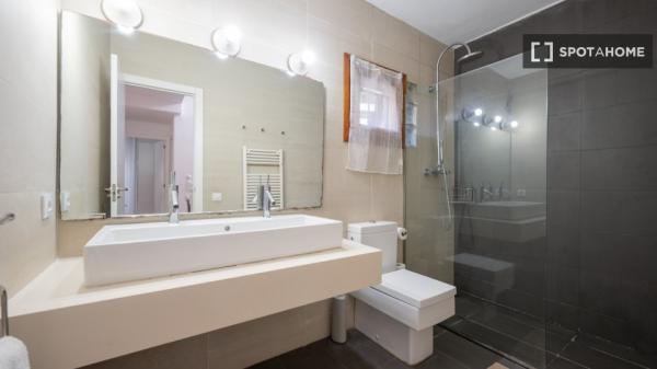 Habitación en piso compartido de 6 habitaciones en alquiler en Sant Cugat.