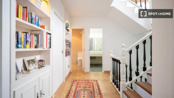 Habitación en piso compartido de 6 habitaciones en alquiler en Sant Cugat.