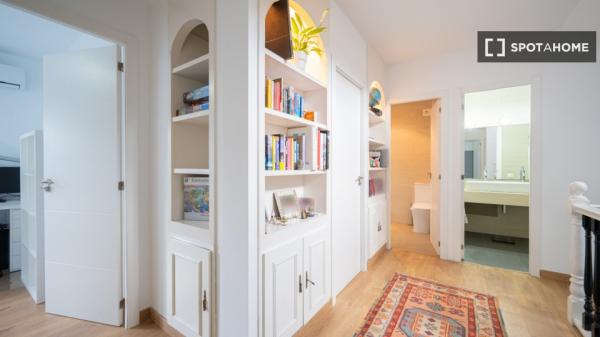 Habitación en piso compartido de 6 habitaciones en alquiler en Sant Cugat.