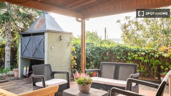 Habitación en piso compartido de 6 habitaciones en alquiler en Sant Cugat.