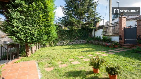 Habitación en piso compartido de 6 habitaciones en alquiler en Sant Cugat.