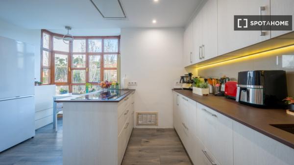 Habitación en piso compartido de 6 habitaciones en alquiler en Sant Cugat.