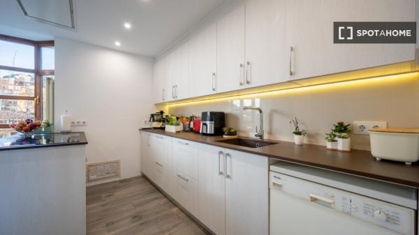 Habitación en piso compartido de 6 habitaciones en alquiler en Sant Cugat.