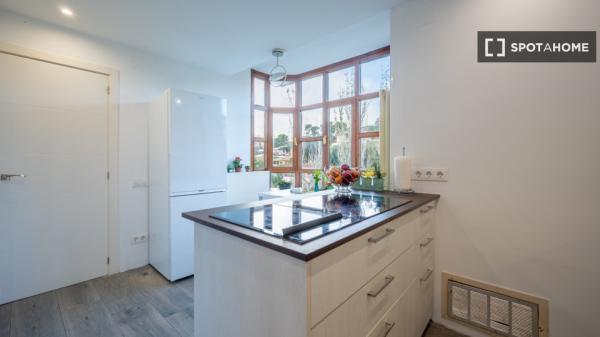 Habitación en piso compartido de 6 habitaciones en alquiler en Sant Cugat.