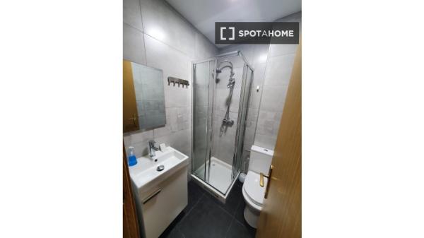 Habitación en piso compartido en madrid.