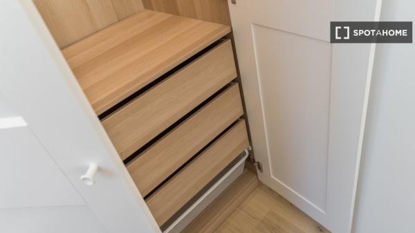 Habitación en piso compartido de 6 habitaciones en Ríos Rosas, Madrid