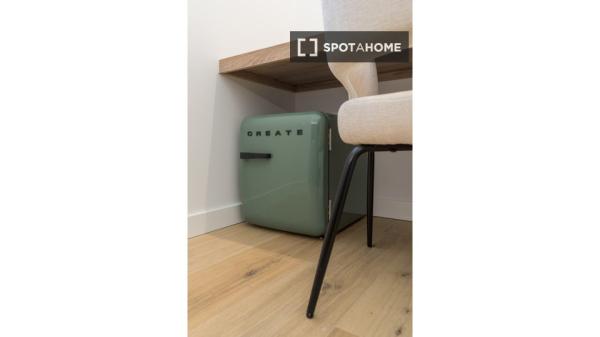 Habitación en piso compartido de 6 habitaciones en Ríos Rosas, Madrid