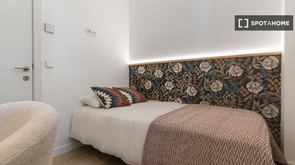 Habitación en piso compartido de 6 habitaciones en Ríos Rosas, Madrid