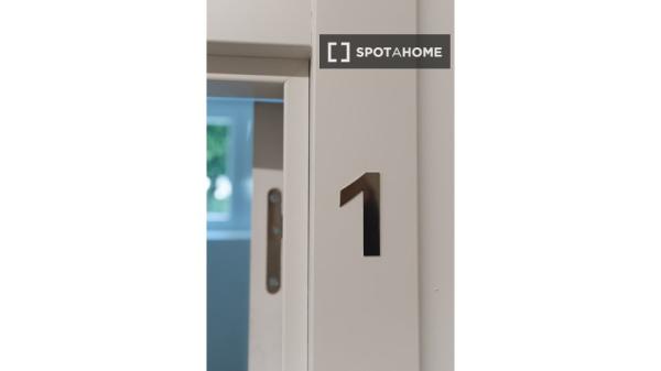 Habitación en piso compartido de 6 habitaciones en Ríos Rosas, Madrid