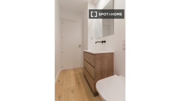 Habitación en piso compartido de 6 habitaciones en Ríos Rosas, Madrid